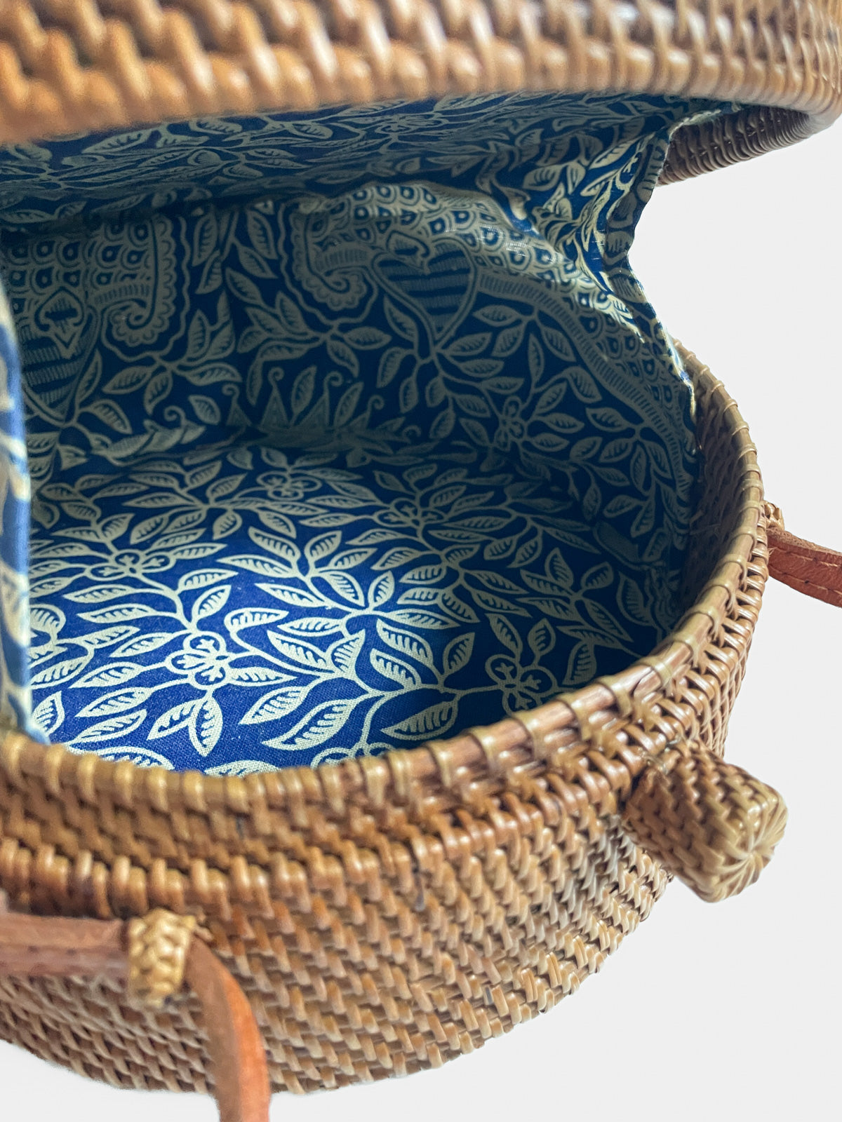 Straw Clamshell Shoulder Bag with Blue Botanical Lining