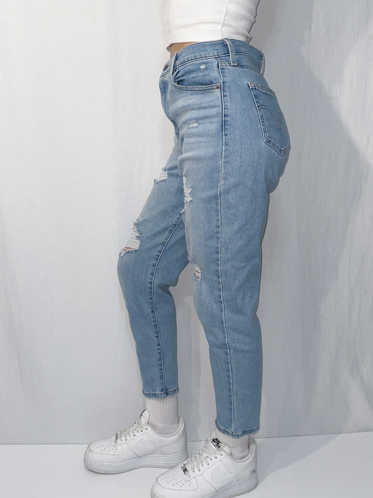 Distressed High Waist Stretch Mom Jeans in Light Wash Blue