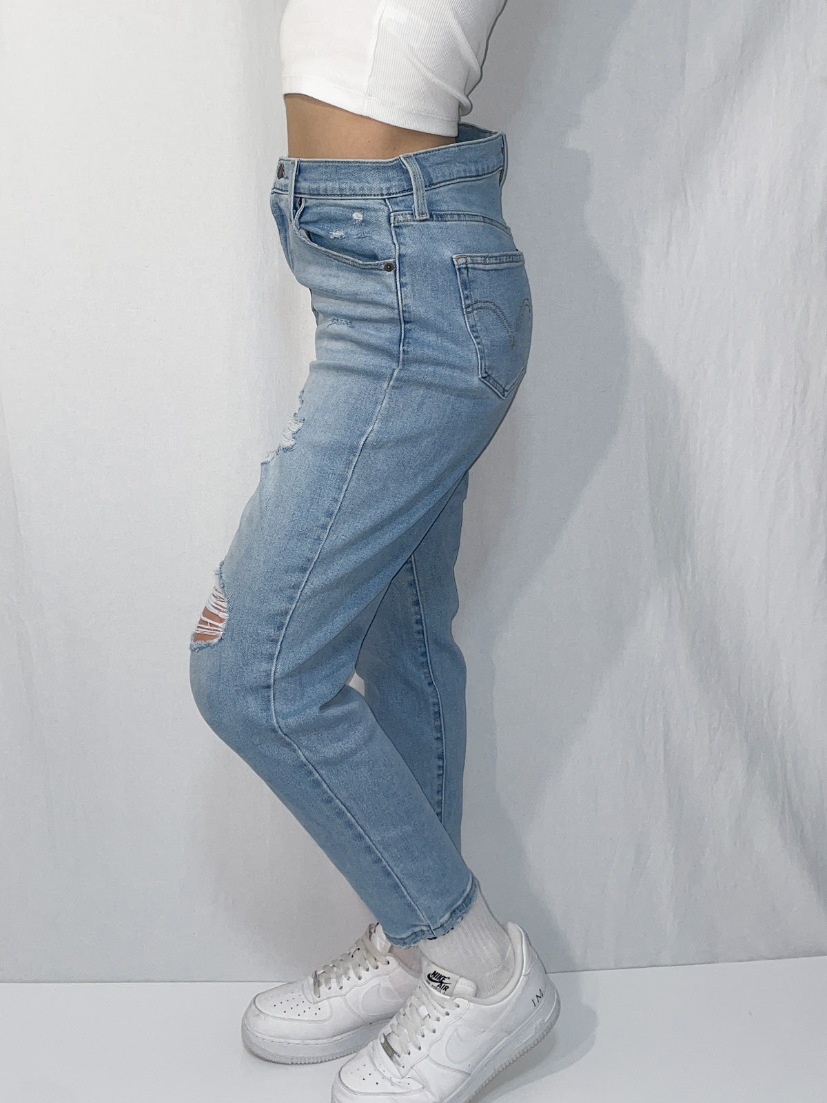 Distressed High Waist Stretch Mom Jeans in Light Wash Blue