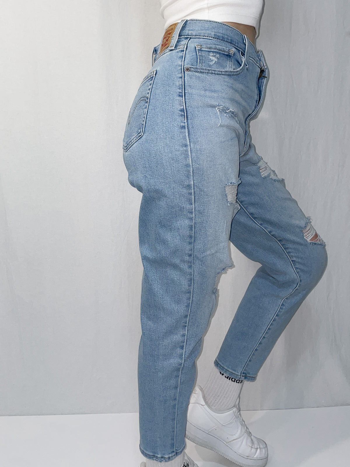 Distressed High Waist Stretch Mom Jeans in Light Wash Blue