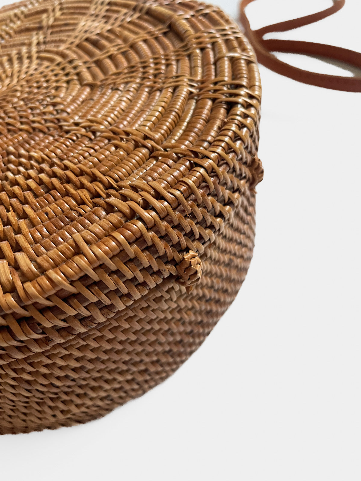 Straw Clamshell Shoulder Bag with Blue Botanical Lining